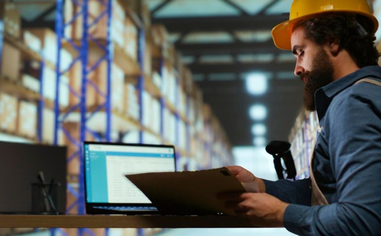 Autonomous Warehouse & Distribution (Oracle WMS + IoT)